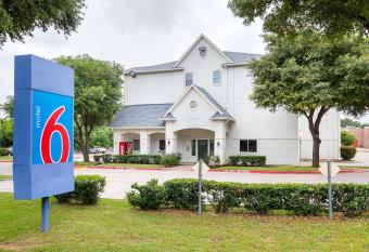 Motel 6-Grand Prairie, Tx - Near Six Flags Drive has Smoking rooms