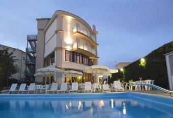 Hotel Capitol has Balcony rooms