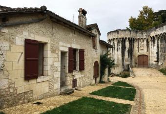 Au Pied du Chateau has Balcony rooms