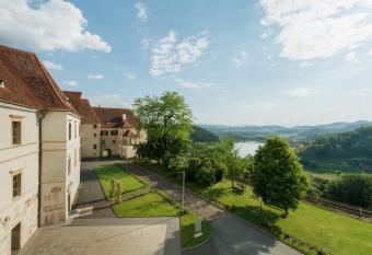 Schloss Seggau has Balcony rooms