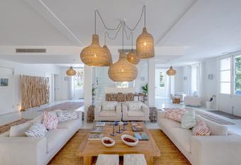 Hort Sant Patrici allows 18 year olds to book a room