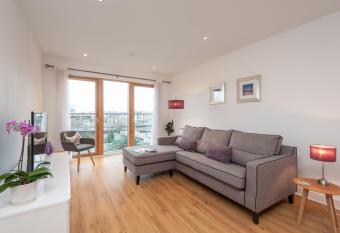 Glasgow City Flats has Balcony rooms