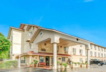 Super 8 by Wyndham San Antonio/Fiesta has Smoking rooms