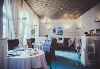 H  tel Logis Le Bourbon allows 18 year olds to book a room