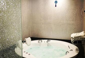 The Marions Suite istanbul LUXURY CATEGORY allows 18 year olds to book a room