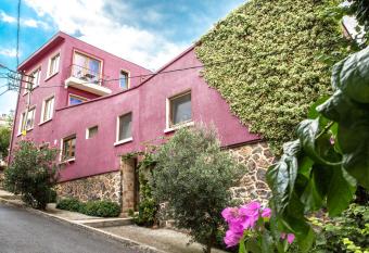 L isola Guesthouse allows 18 year olds to book a room