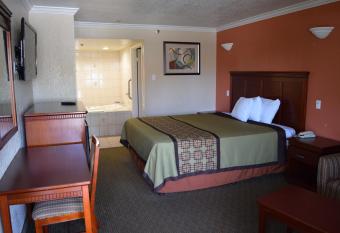 Budget Inn has rooms with a private hot tub