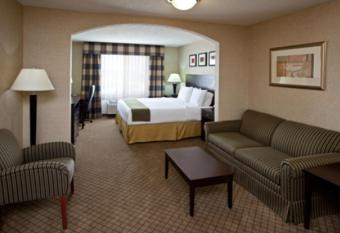 Holiday Inn Express & Suites Anderson By IHG has rooms with a private hot tub