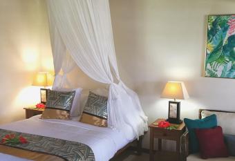 Poppy s on the Lagoon has rooms with a private hot tub