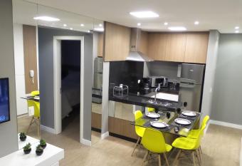 2 Quartos no Batel Soho, condo Clube Sky C/ Vaga has rooms with a private hot tub