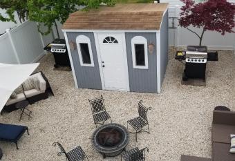 1st floor cottage! One Block to Beach, Convention Center and Wildwood Crest! has Balcony rooms