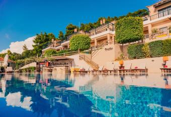 Natura Club Hotel & Spa - Adults Only allows 18 year olds to book a room