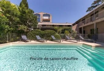 Artishow allows 18 year olds to book a room