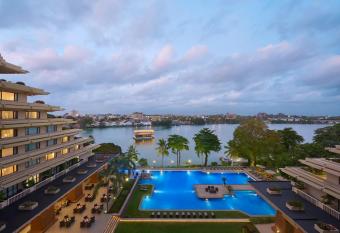 Cinnamon Lakeside has Balcony rooms