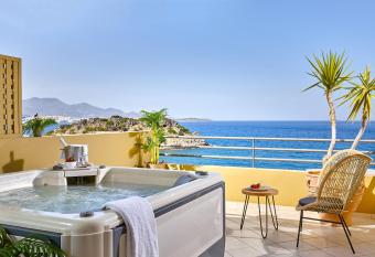 Blue Marine Resort and Spa Hotel has rooms with a private hot tub