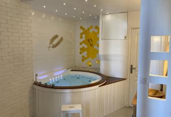 New Suite & SPA - Cannes Centre - Croisette allows 18 year olds to book a room