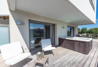 Oz Inn H  tel & Spa allows 18 year olds to book a room