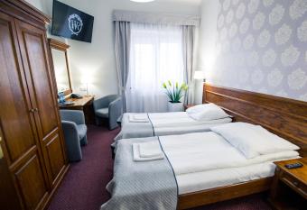 Hotel Villa Riviera allows 18 year olds to book a room