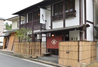 Itsukushimahigashimonzen Kikugawa allows 18 year olds to book a room