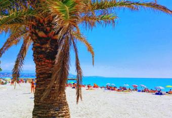 Apartment hotel Luxe vue mer    100 m  tres des plages   tage 8 has Balcony rooms