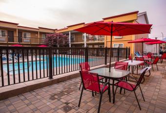 Sahara Courtyard Inn Penticton has Balcony rooms