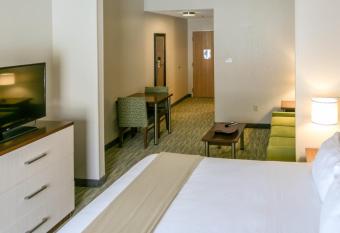 Holiday Inn Express & Suites Vicksburg By IHG has rooms with a private hot tub