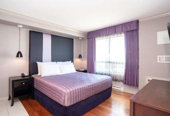 Sandman Hotel & Suites Winnipeg Airport has rooms with a private hot tub