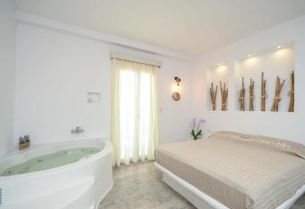 Blue Sky Summer has rooms with a private hot tub