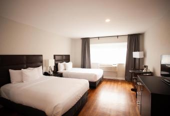 Hotel Newstar Montreal has rooms with a private hot tub