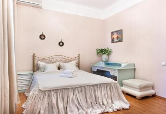 Bessarabka Apartments has rooms with a private hot tub