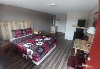 Aneth Lodge Budget 6 allows 18 year olds to book a room