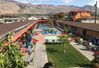 Sahara Courtyard Inn & Suites Osoyoos has Balcony rooms
