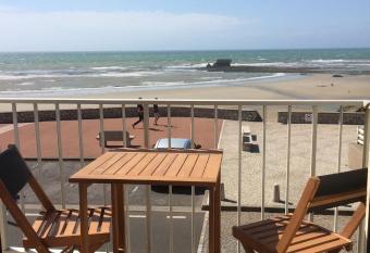 Fen  tre sur mer has Balcony rooms