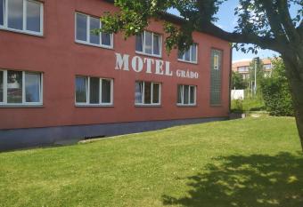 Motel Gr  do allows 18 year olds to book a room