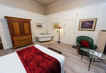 H  tel-Auberge la Grande Maison et Spa has rooms with a private hot tub