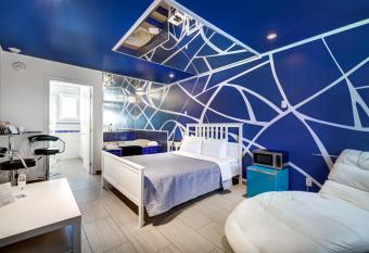 Auberge St. Jacques has rooms with a private hot tub