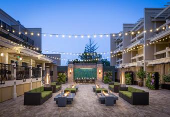 Toll House Hotel has Balcony rooms