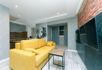 Hotrent City Deluxe has rooms with a private hot tub