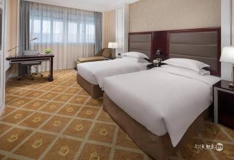 Ramada by Wyndham Shanghai Pudong has rooms with a private hot tub
