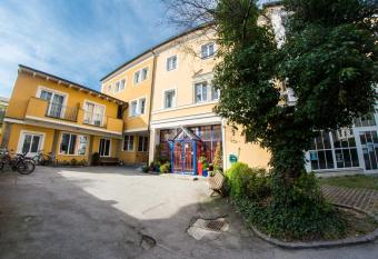 YoHo - International Youth Hostel allows 18 year olds to book a room