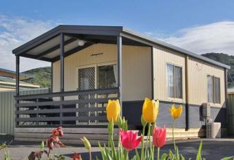 Apollo Bay Holiday Park has rooms with a private hot tub