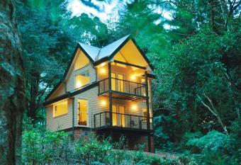 Lochiel Luxury Accommodation has rooms with a private hot tub