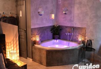 Lavand Ange et SPA allows 18 year olds to book a room