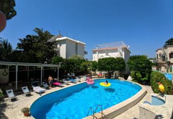 YourHome - Villa Sorrento has Balcony rooms