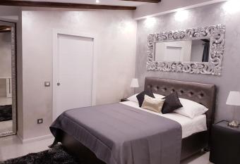 Royal Villa has rooms with a private hot tub