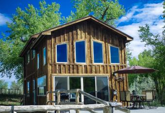 Rustic Hideaway has Balcony rooms