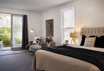 Lake Como Studio allows 18 year olds to book a room