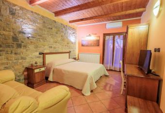 Green Park Bio Agriturismo has rooms with a private hot tub