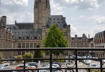 T2 SUR LES PLACES has Balcony rooms