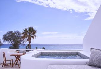 Makris Beach Hotel has rooms with a private hot tub